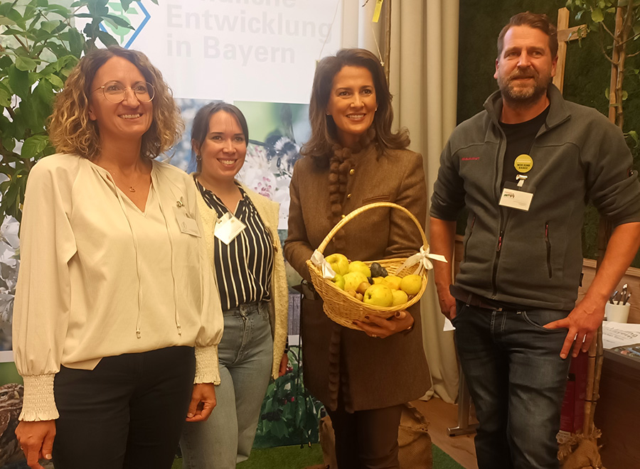 Besuch von Staatsministerin Michaela Kaniber beim Gemeinschaftsstand von ILE Frankenpfalz, LPV Weidenberg und ALE Oberbayern